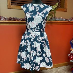 EMERALD SUNDAE FLORAL DRESS WITH KEYHOLE BACK. SIZE MEDIUM. LIKE NEW.